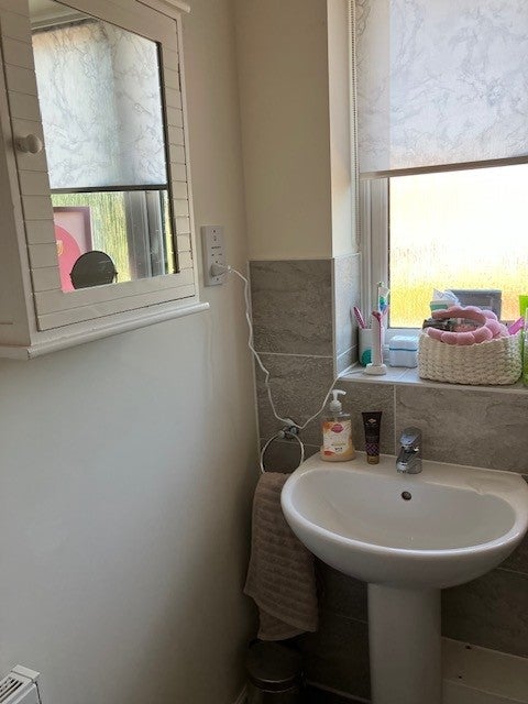Photo 1: Double bedroom private bathroom