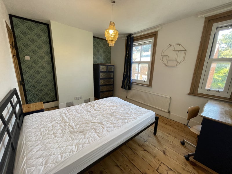 Photo 1: Double bedroom