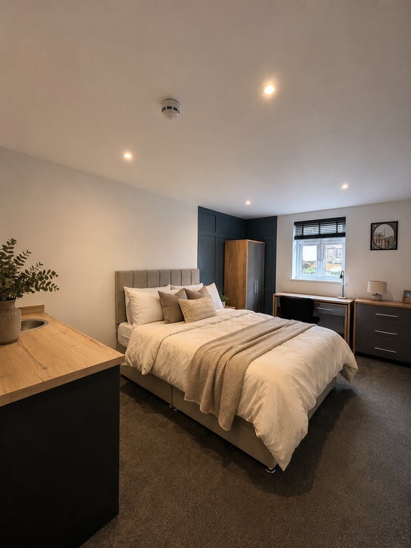 Photo 1: Bedroom