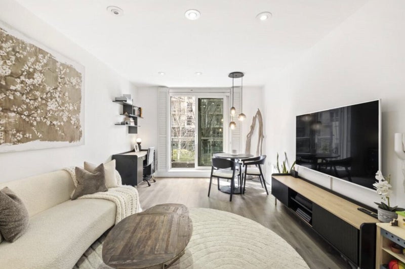 Photo 1: Living / Dining area 