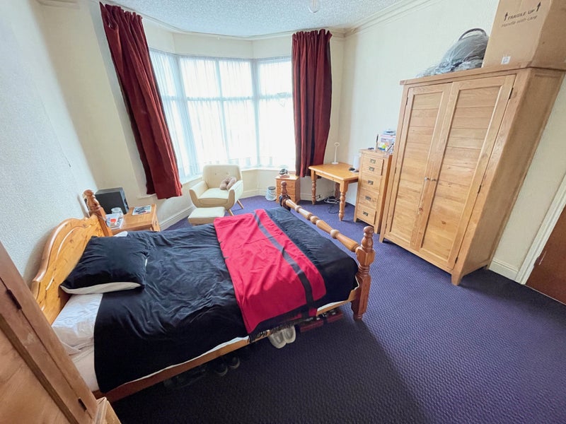 Photo 1: Room available 