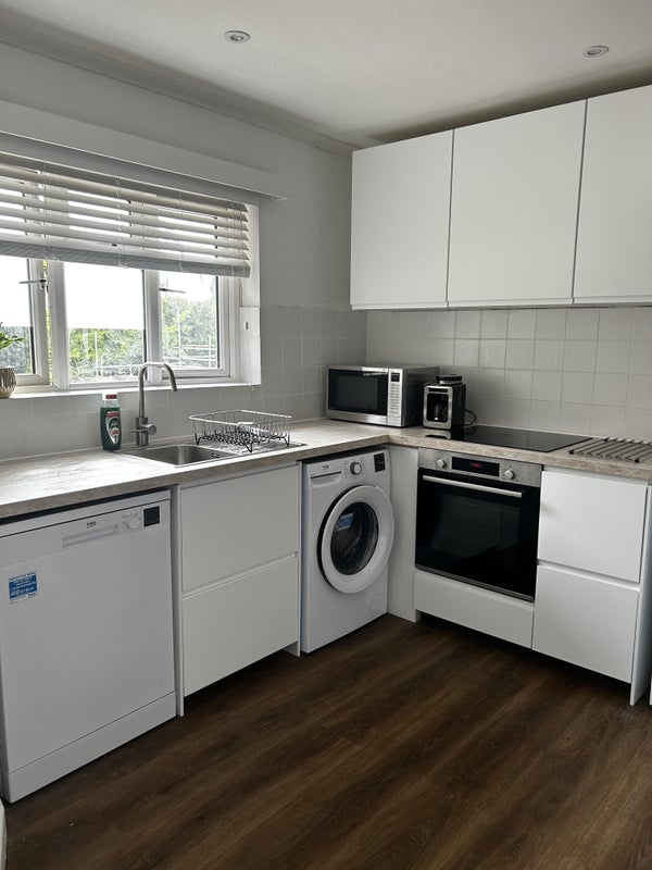 Photo 1: Modern kitchen