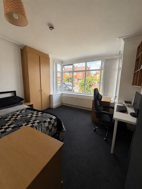 Photo 1: Bedroom