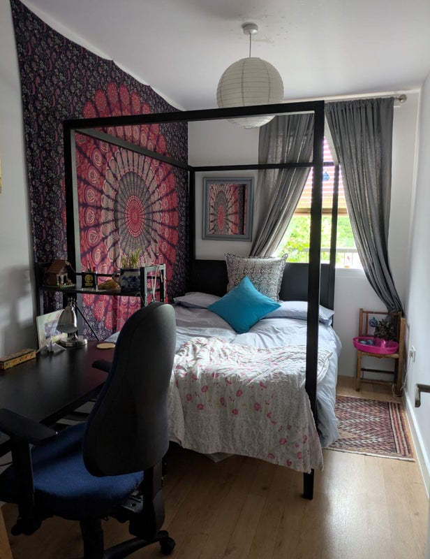 Photo 1: Double bedroom 