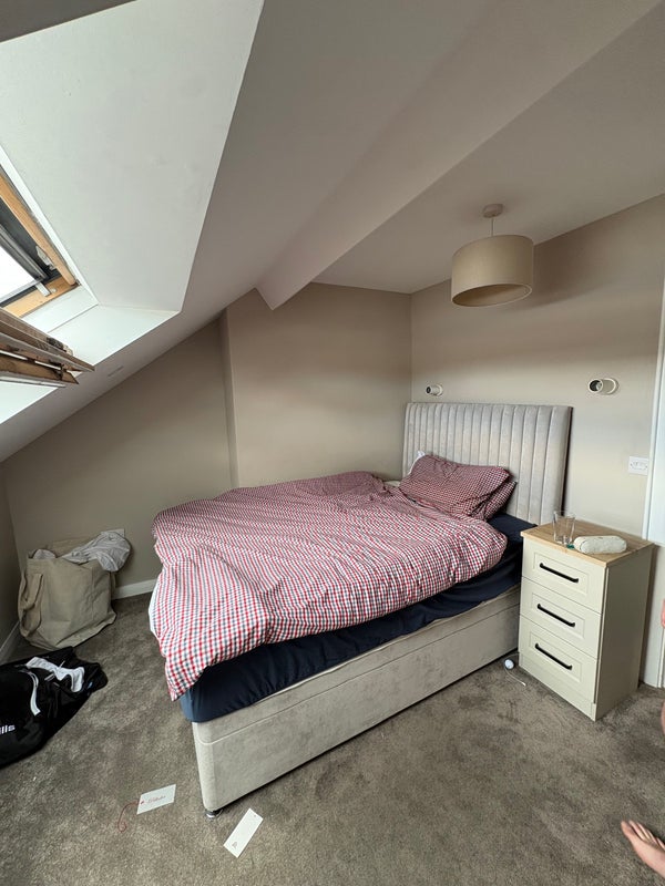Photo 1: Comfy, top floor room, double bed 🛌 