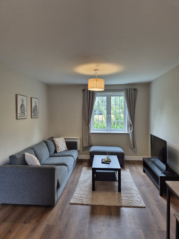 Photo 1: Living room 