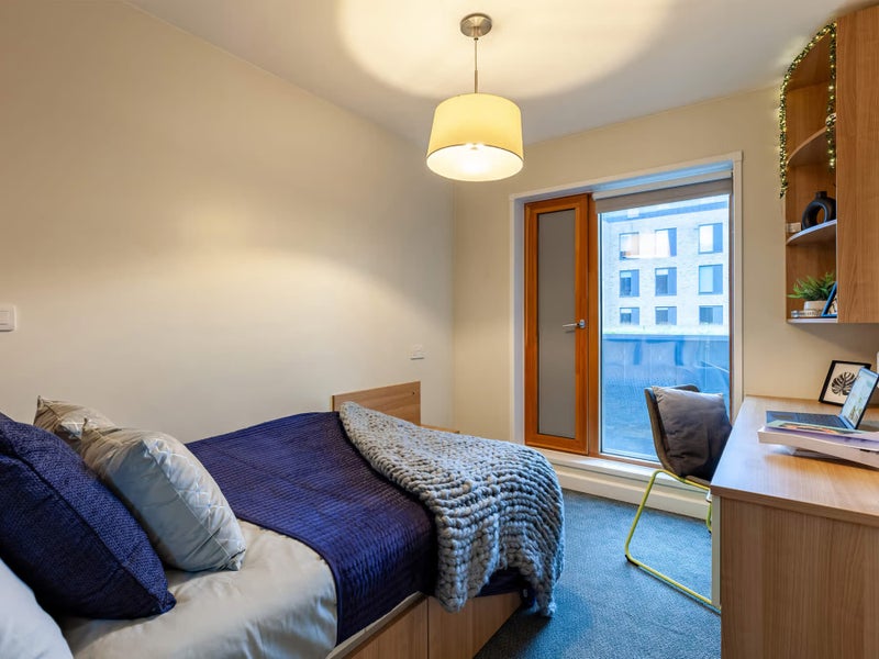 Photo 1: Premium Ensuite bedroom (Small double bed)