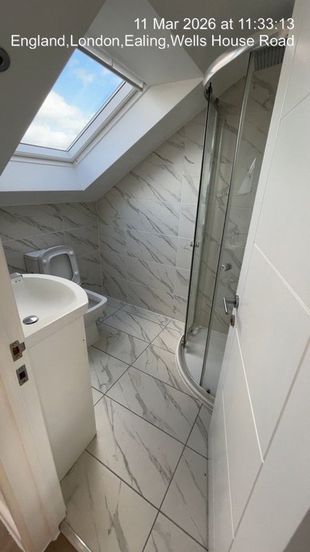 Photo 1: En-suite