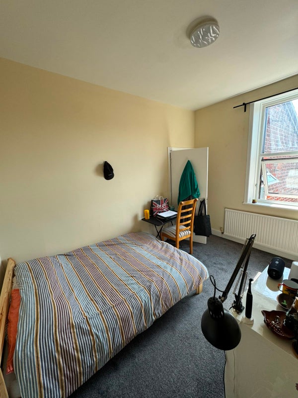 Photo 1: Bedroom
