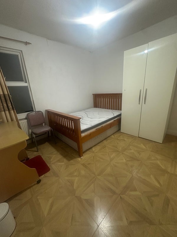 Photo 1: Furnished double bedroom 