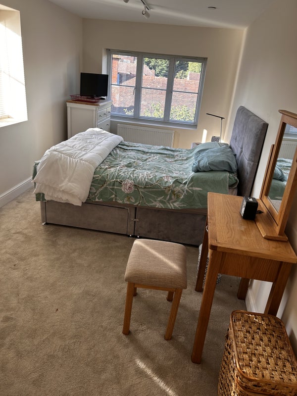 Photo 1: Bedroom