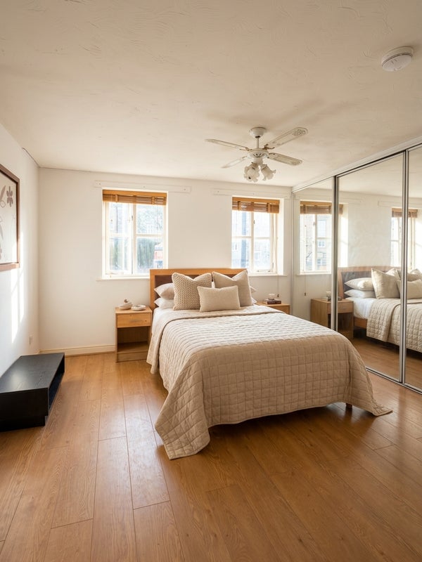Photo 1: En-suite room