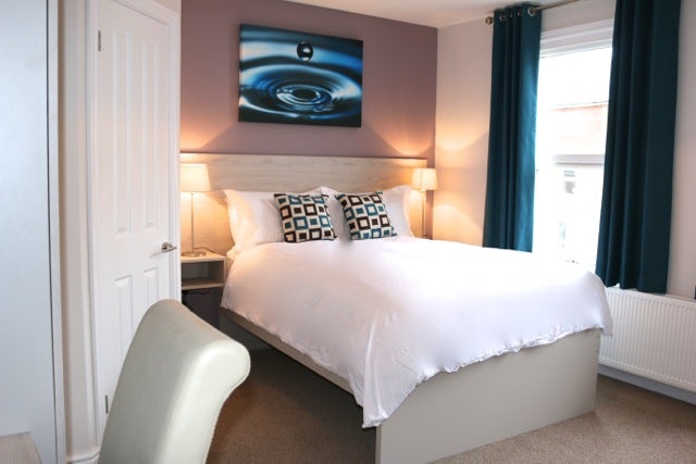 Photo 1: Room 3 (available 20/10)
