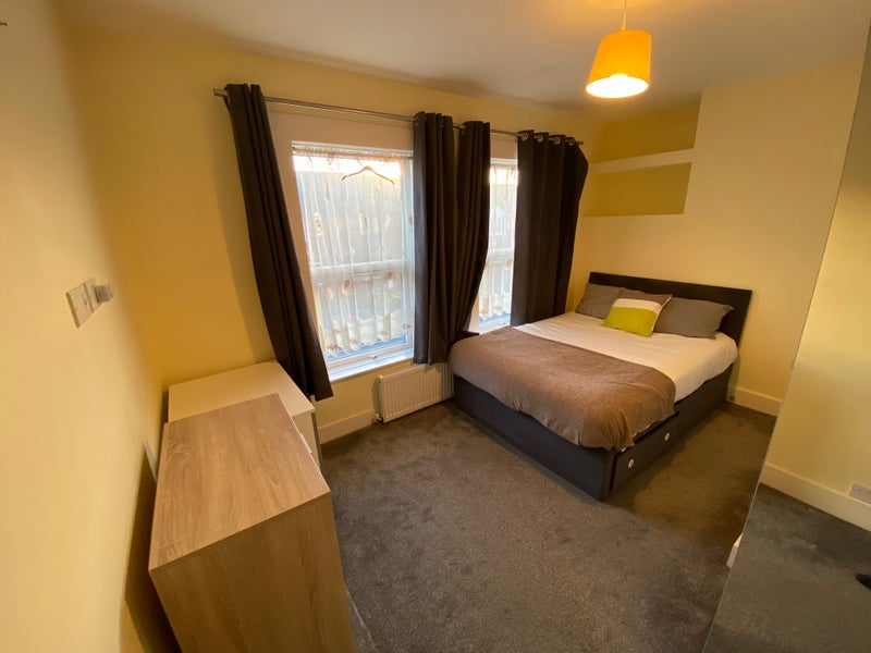 Photo 1: Room 4 (available 22/09)