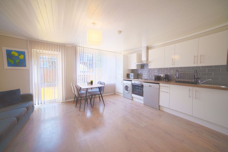 Photo 1: Kitchen Diner
