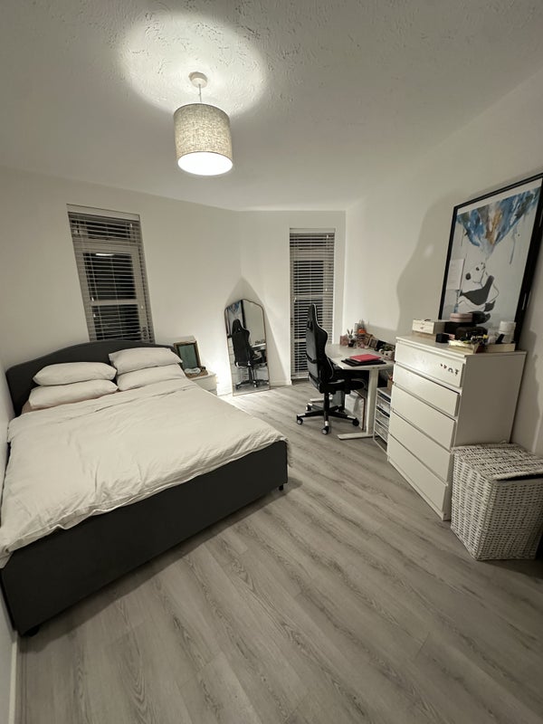 Photo 1: Bedroom
