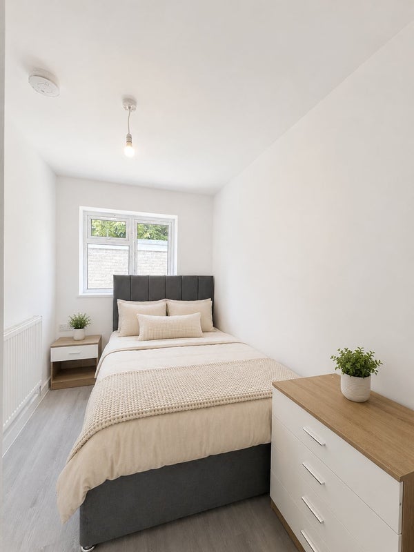 Photo 1: Room 1 