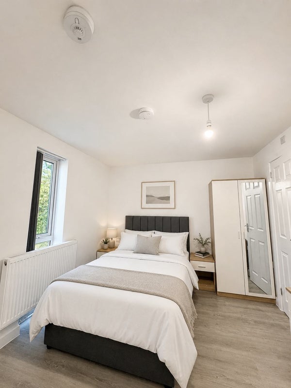 Photo 1: Room 1 