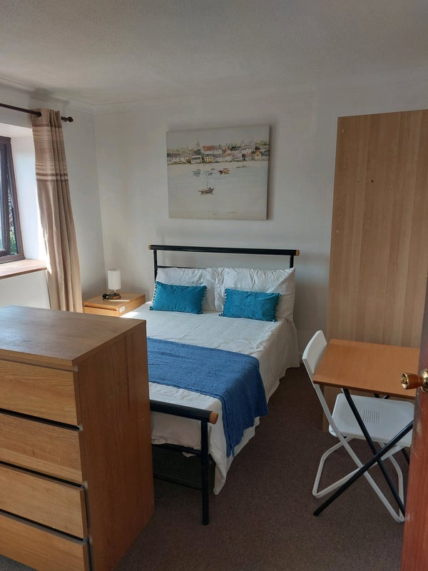 Photo 1: Bed area