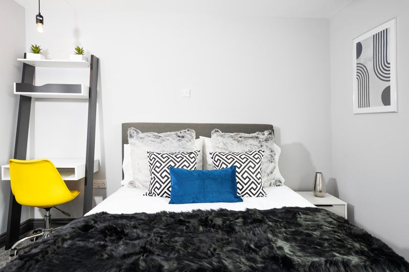 Apartment in Solihull, Smith's Wood - View 2