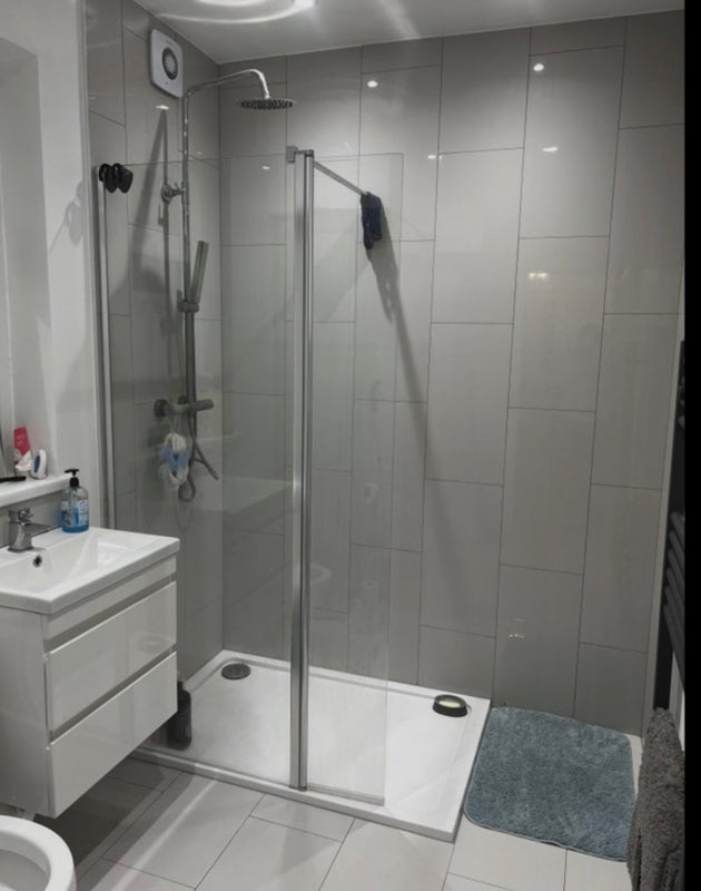 Photo 1: Shower bath