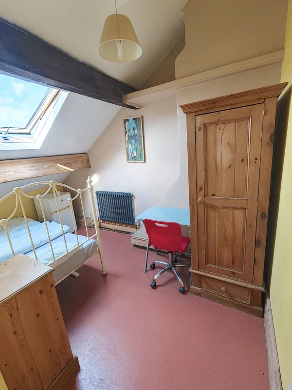Photo 1: AVAILABLE ROOM