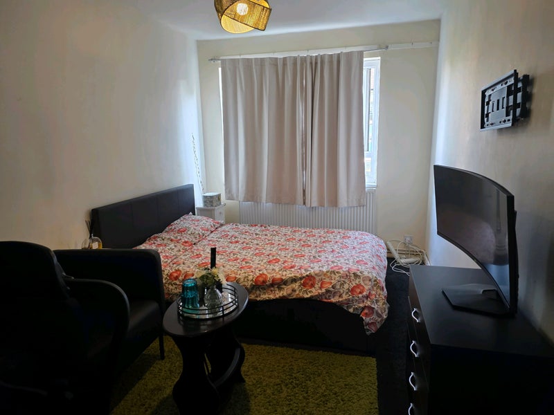 Photo 1: The Room with beddings