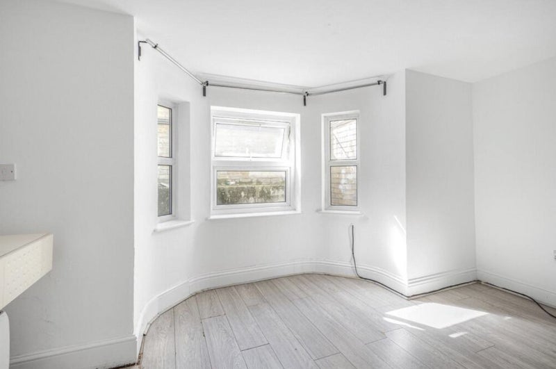 Photo 1: Large Double Room Available with Storage/Wardrobe Space