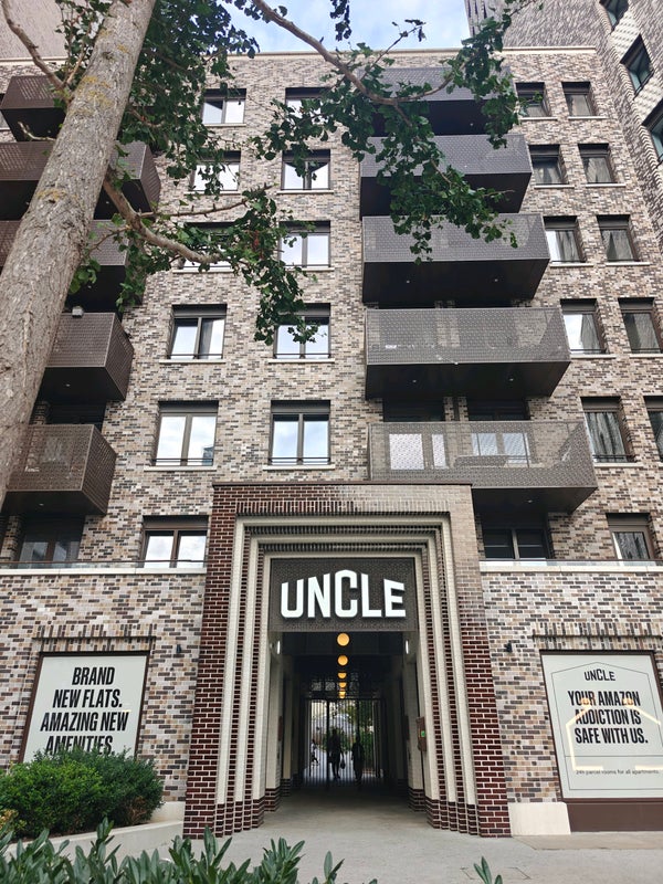 Photo 1: Apartment