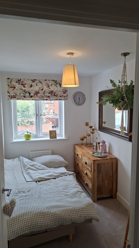 Photo 1: Overview of the room