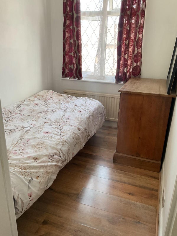 Photo 1: Single bedroom