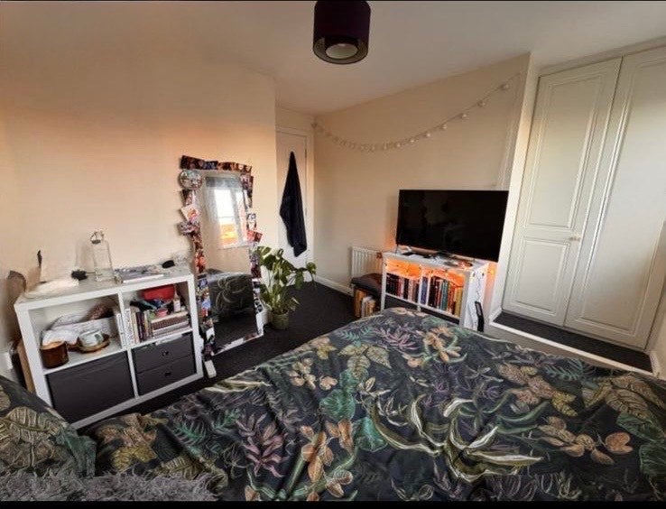 Photo 1: Bedroom