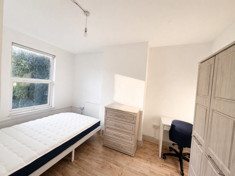 Photo 1: Bedroom 4
