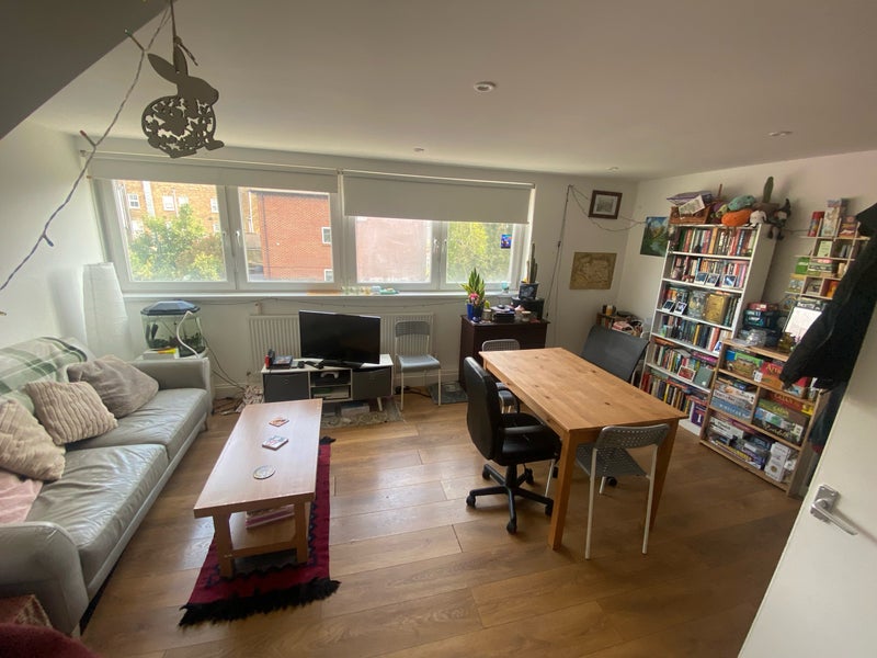 Photo 1: Living room 
