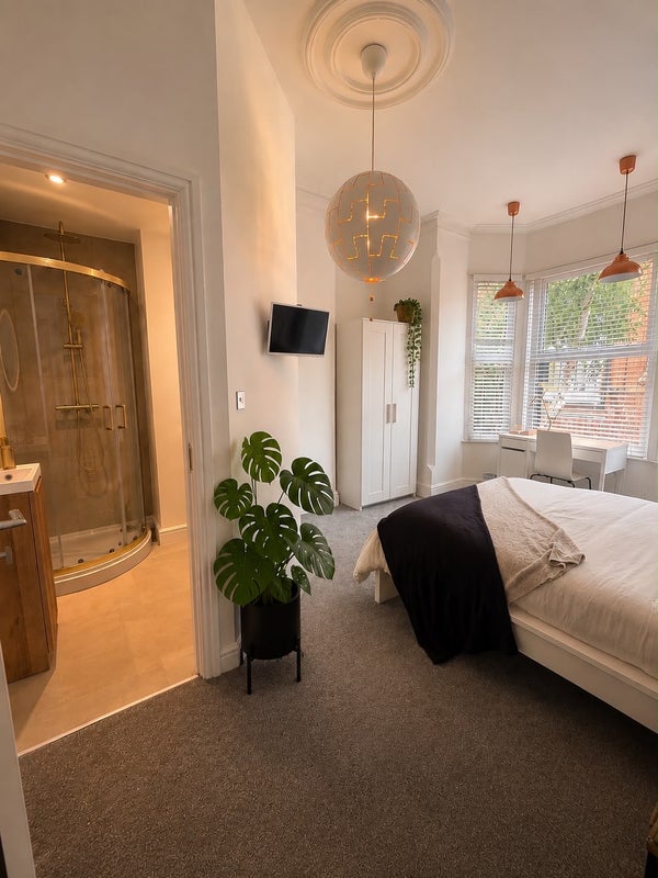 Photo 1: Room 1 with En-suite 