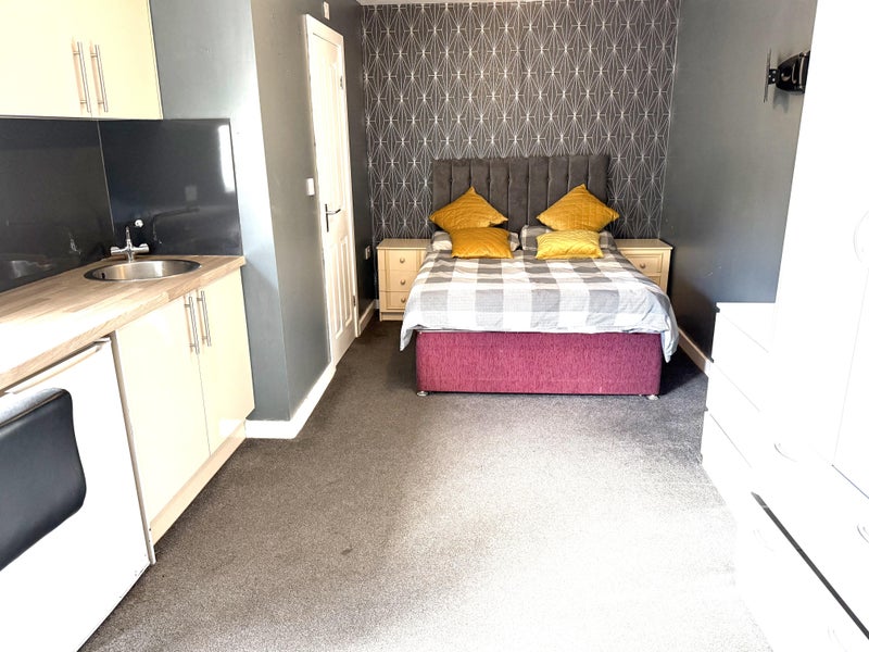 Photo 1: Large double room, must be viewed.