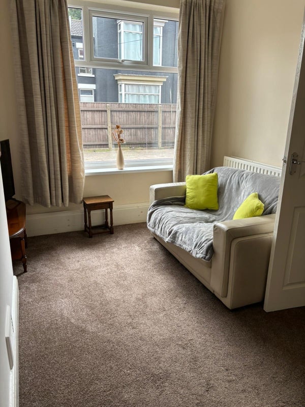 Photo 1: Lounge