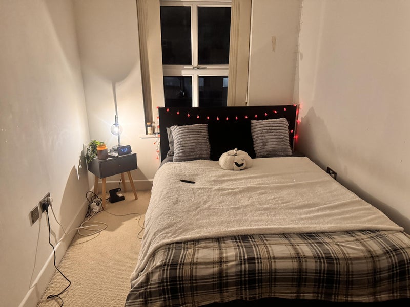 Photo 1: Double bedroom