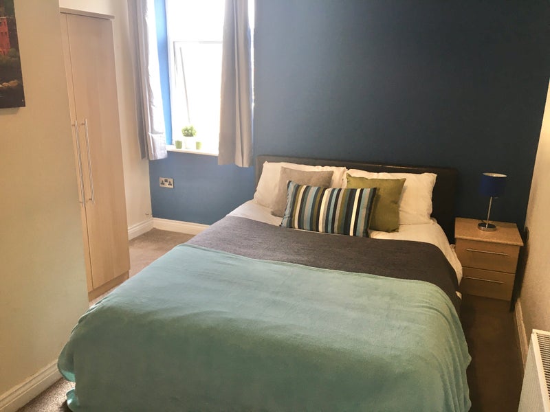 Photo 1: Room 5 - double bed
