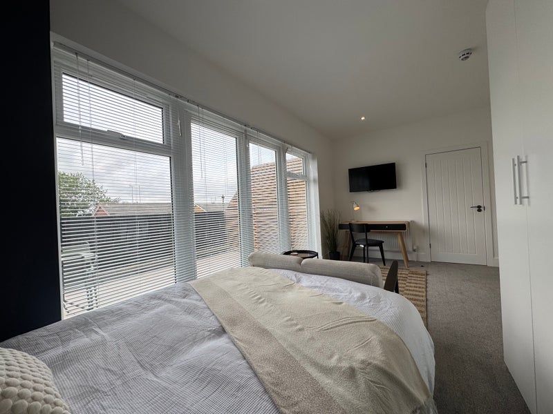 Photo 1: Spacious and luxurious