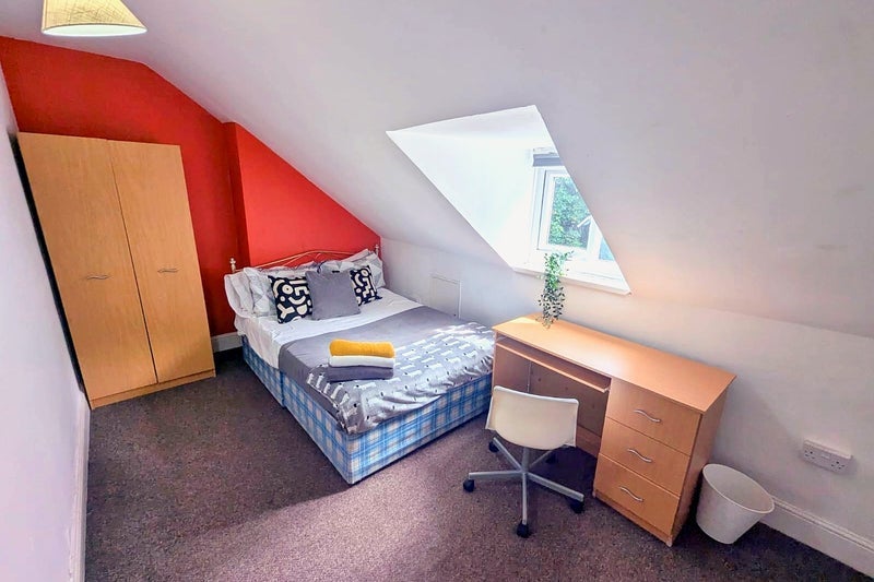 Photo 1: Room 6
