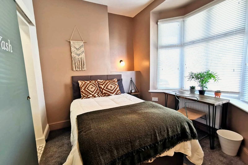 Photo 1: Ensuite Room