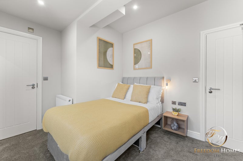 Photo 1: Room 5 - Ensuite