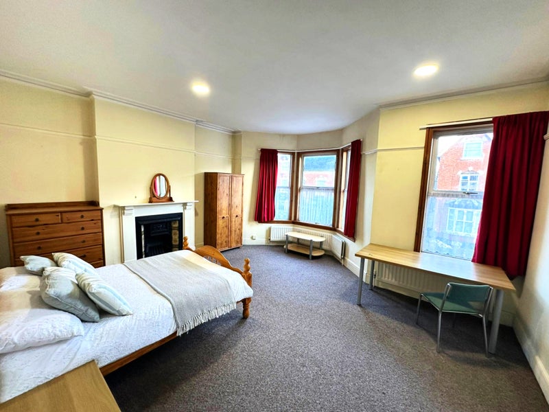 Photo 1: Room 5 - SUPER LARGE room