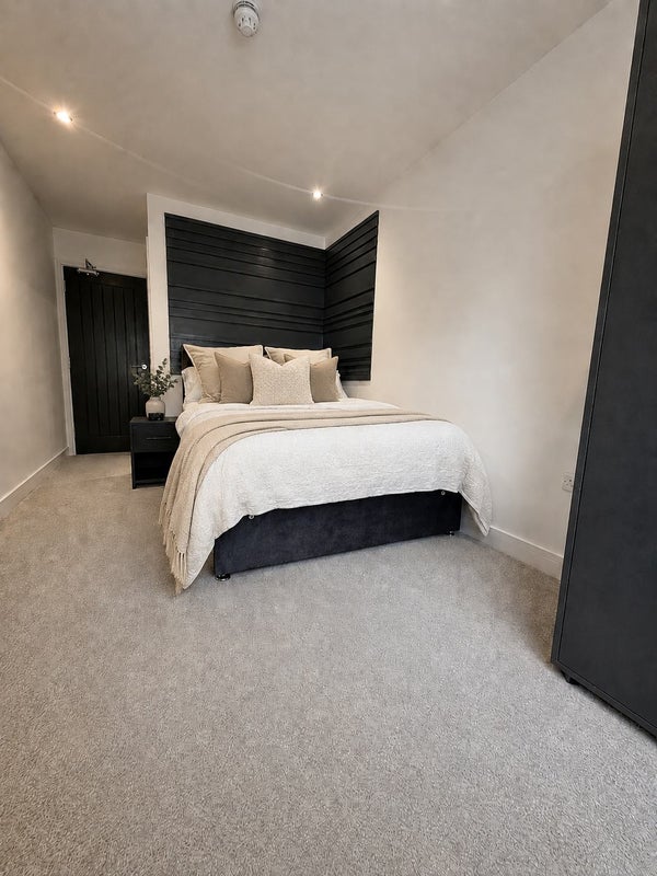 Photo 1: Bedroom 2