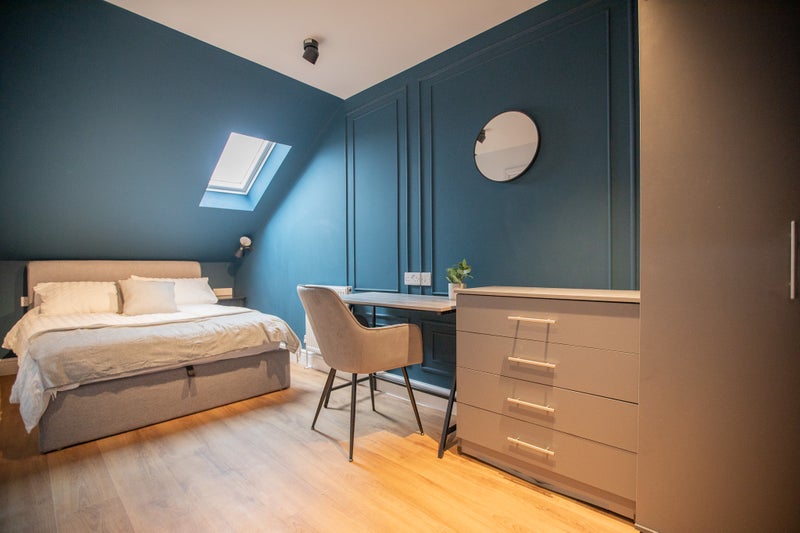 Photo 1: ROOM 6 WITH ENSUITE