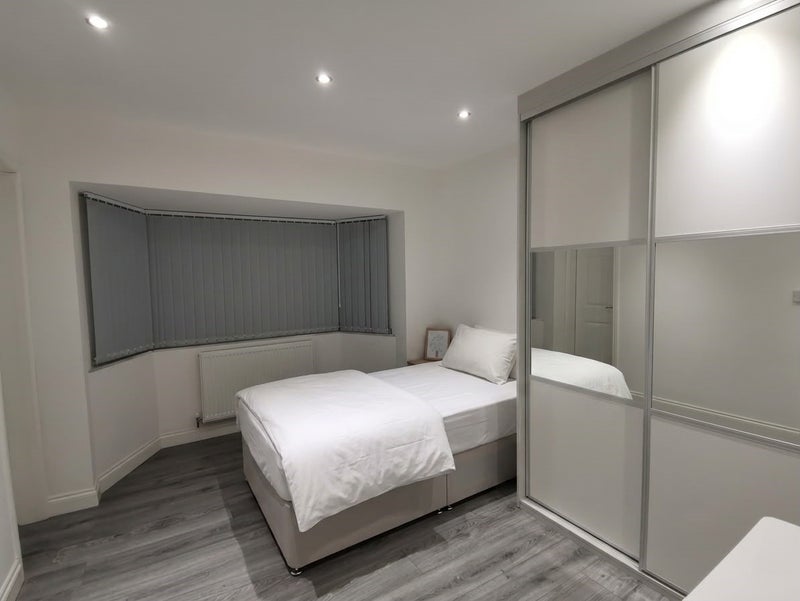 Photo 1: Bedroom / Large bay window / Double bed / Mattress 