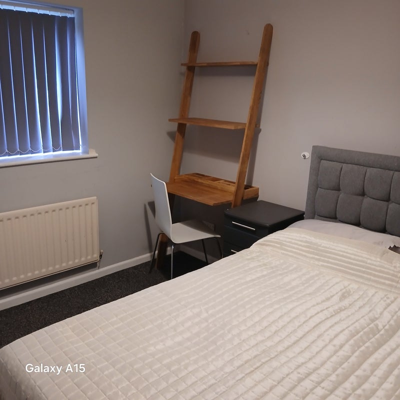 Photo 1: Bedroom