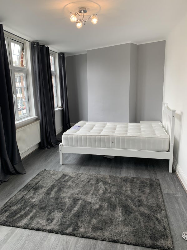 Photo 1: Double Room Furnished