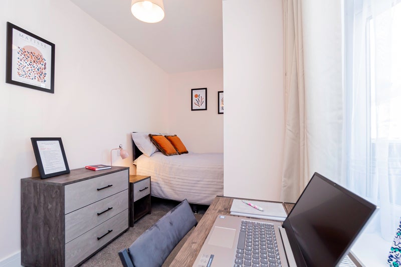 Photo 1: Room 1